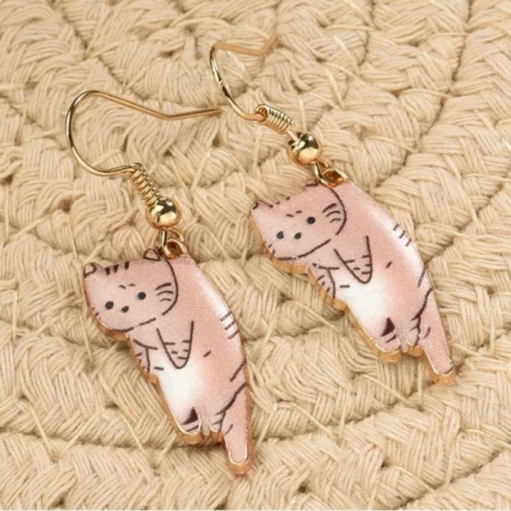 NWT - Cute cat dangling earring set - 1.93 x .51 inches - Tan Tabby